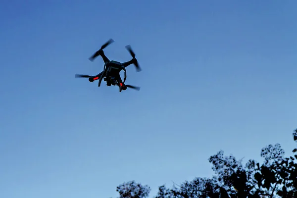 Drone met camera afsteekt in de hemel — Stockfoto