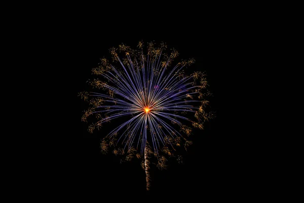 Fuochi d'artificio colorati di vari colori su sfondo nero — Foto Stock