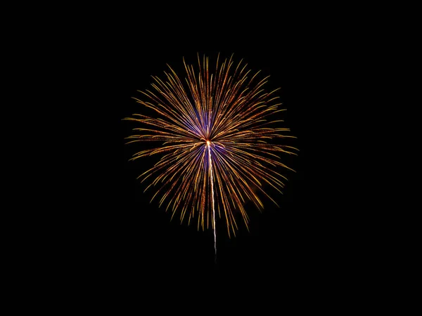 Buntes Feuerwerk in verschiedenen Farben auf schwarzem Hintergrund — Stockfoto