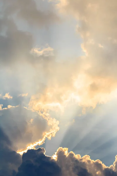 Nubes y rayos de sol por la noche — Foto de Stock