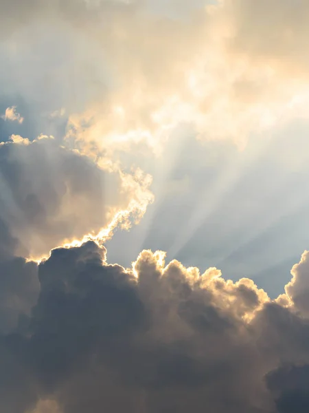 Nubes y rayos de sol por la noche — Foto de Stock