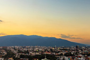 Şehir ve dağ akşam