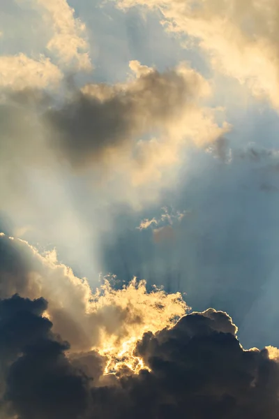 Nubes y rayos de sol por la noche — Foto de Stock