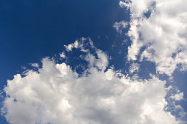 Mavi gökyüzü arkaplanındaki bulutlar