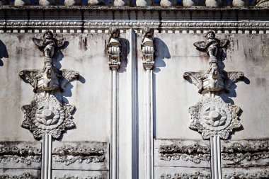 Vintage etkisi ile duvardaki antik cupids heykel