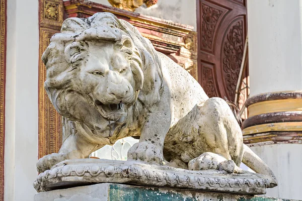 Древняя статуя лежащего льва — стоковое фото