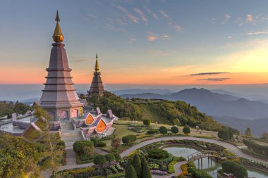 Inthanon dağ, Chiang mai, Tayland Hdr tekniği ile iki pagoda (noppha methanidon-noppha fon phum siri stupa) Panoraması