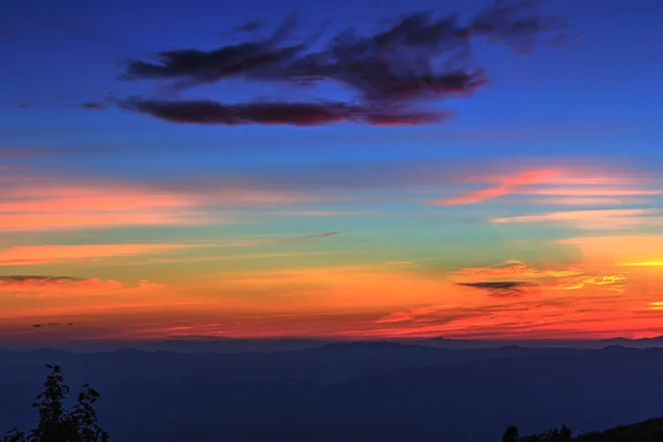 Camada de montanha e horizonte após o pôr do sol com HDR technic — Fotografia de Stock