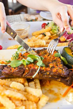 Organik ızgara kuzu biftek 