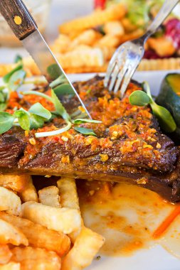 Organik ızgara kuzu biftek 