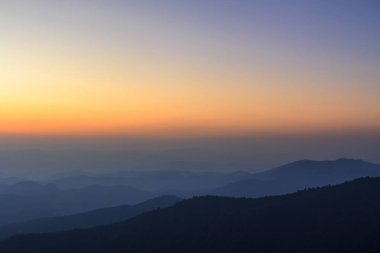 Dağ ve manzarası güneş battıktan sonra tabakası