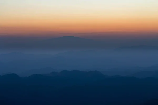 Camada de montanha e horizonte após o pôr do sol — Fotografia de Stock