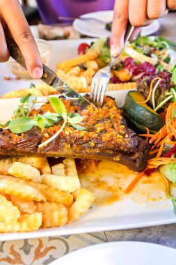 Organik ızgara kuzu biftek ve sebze