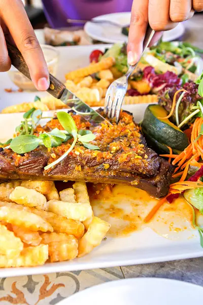 Organik ızgara kuzu biftek ve sebze