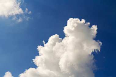 Mavi gökyüzü arkaplanındaki bulutlar