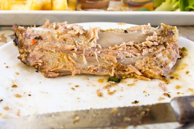 Kaburga kemiği ile kirli ve boş biftek yemek