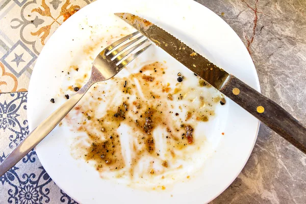 Bıçak ve çatal ile kirli ve boş tabak