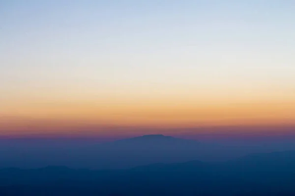 Camada de montanha e horizonte após o pôr do sol — Fotografia de Stock