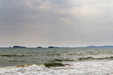 Deniz ve plaj bulutlu günde