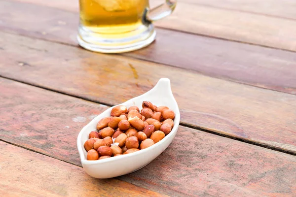Жареный арахис с солью и пивом — стоковое фото