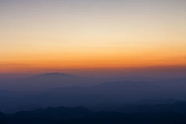 Camada de montanha e horizonte após o pôr do sol — Fotografia de Stock