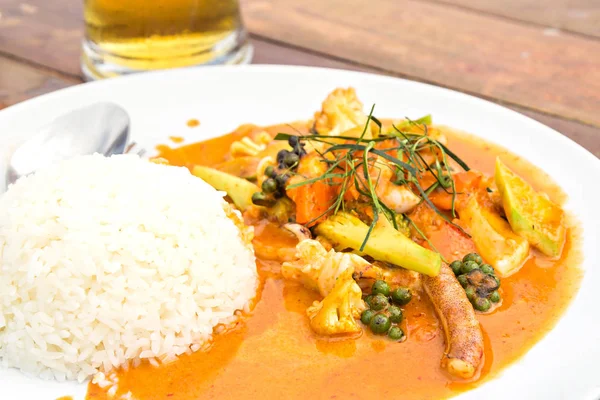 Calamar frito picante con curry rojo y verduras, comida tailandesa — Foto de Stock
