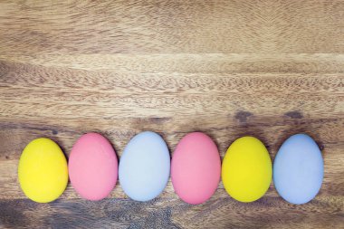 Paskalya yumurtaları ahşap arka plan, vintage tarzı üzerinde