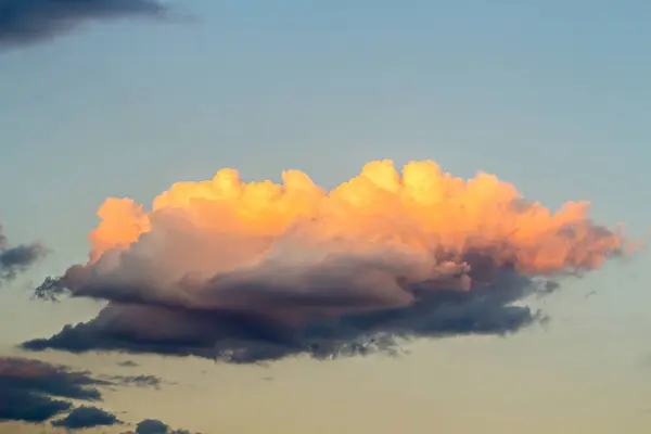 青い空を背景に黄金の雲 — ストック写真