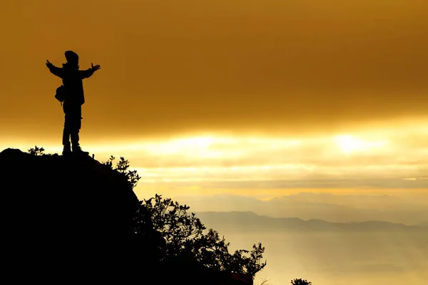 Silhouette Eines Mannes Auf Dem Gipfel Des Berges — Stockfoto