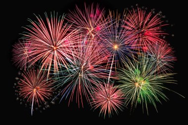 Gece gökyüzü üzerinde renkli havai fişek. Yeni yıl kutlamaları havai fişek. Metin için boş alan ile siyah arka plan üzerine izole soyut havai fişek