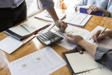 İş adamları toplantı odasında tartışıyor. İş projesinde birlikte çalışan profesyonel bir yatırımcı. Finans müdürünün görevi. İşadamı birine Birleşik Devletler banknotu teklif etti.