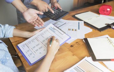 İş adamları toplantı odasında tartışıyor. İş projesinde birlikte çalışan profesyonel bir yatırımcı. Finans müdürünün görevi. İşadamı birine Birleşik Devletler banknotu teklif etti.