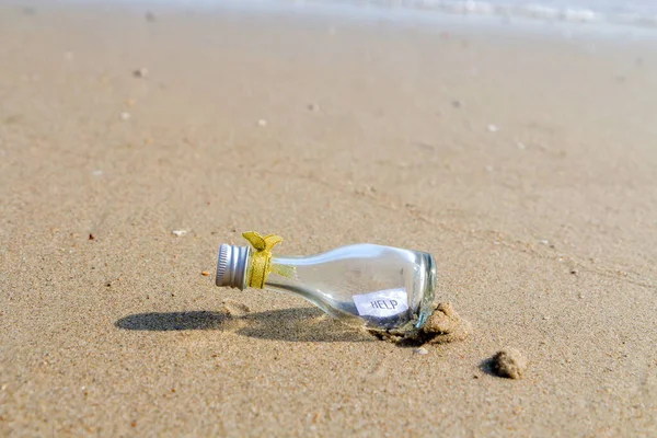 Help Повідомлення Скляній Пляшці Пляжі — стокове фото