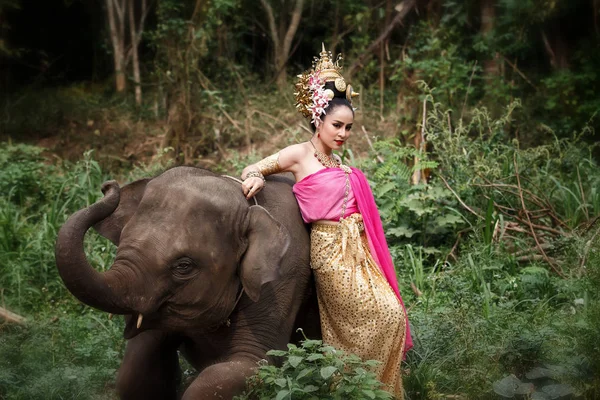 Hezká Thajská Dívka Tradičních Thajských Kostýmech Slonem — Stock fotografie