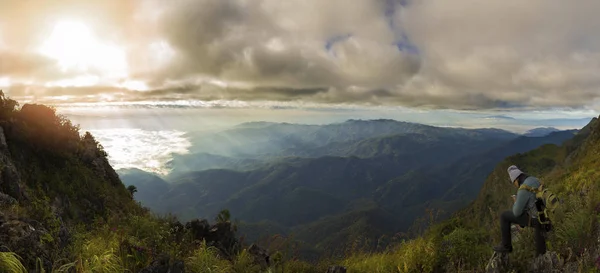 Panorama Viajante Topo Montanha Ele Sobre Rocha Assistindo Belo Nascer — Fotografia de Stock