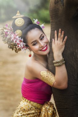 Geleneksel Taylandlı, filli güzel bir kız.