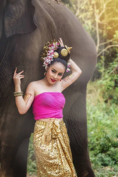 穿着传统泰衣 头戴大象的漂亮泰国人 — 图库照片