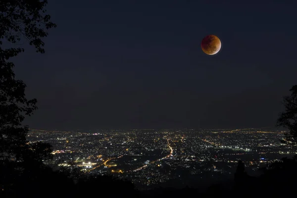 チェンマイ市の上の月食 月食の血の月とスーパーブルーブルーブラッドムーンと呼ばれるブルームーンとスーパームーン — ストック写真
