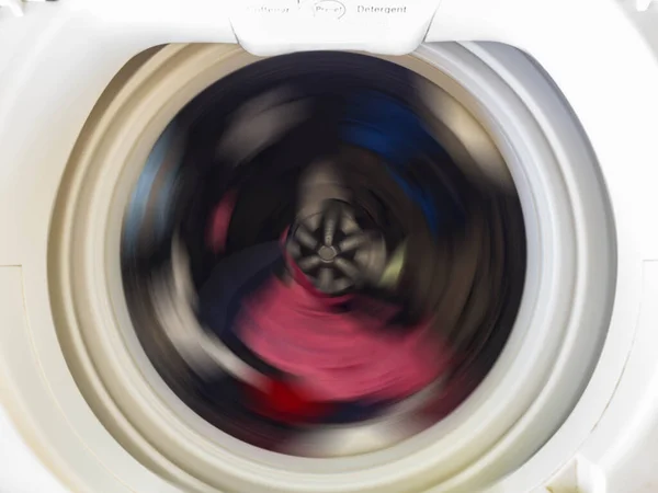 纺纱时洗衣机滚筒的顶部视图 顶载洗衣机洗衣服 — 图库照片