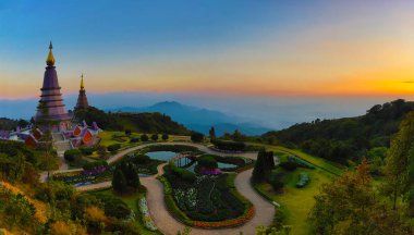 Inthanon dağ, Chiang mai, Tayland Hdr tekniği ile iki pagoda (noppha methanidon-noppha fon phum siri stupa) Panoraması