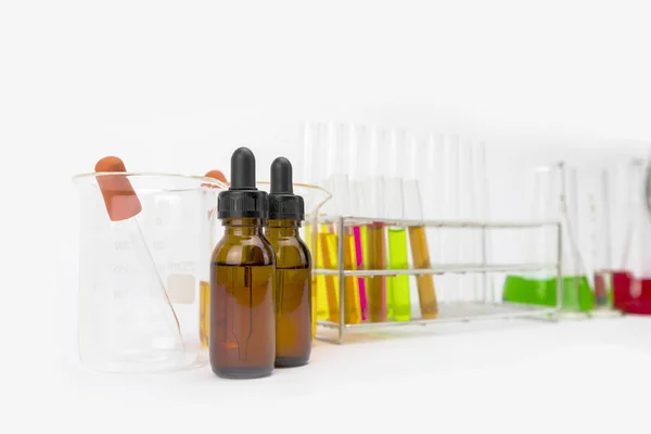 Stå Med Provrör Isolerade Vitt Flera Kemiska Lösningar Kolven Laboratorieglas — Stockfoto