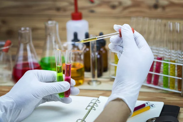 Onderzoeker Laat Het Reagens Vallen Reageerbuis Wetenschapper Werkt Het Laboratorium — Stockfoto