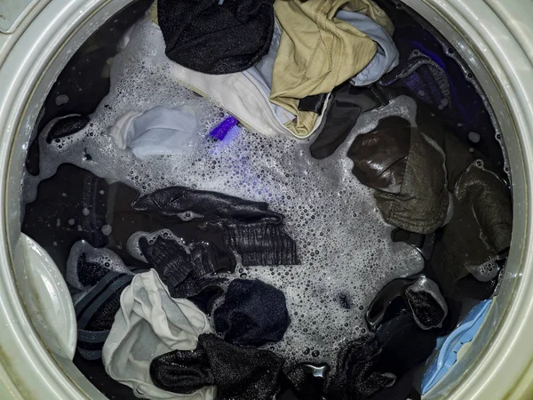 Üst Yükleme Makinesi Çamaşırları Yıkar Yıkama Sırasında Bir Çamaşır Makinesinin — Stok fotoğraf