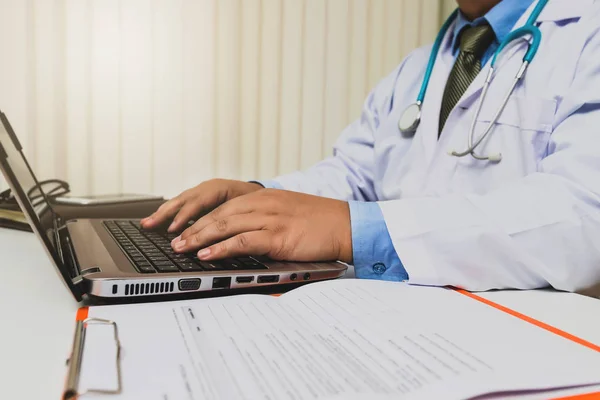 Médico Sentado Mesa Perto Janela Hospital Digitando Computador Portátil — Fotografia de Stock