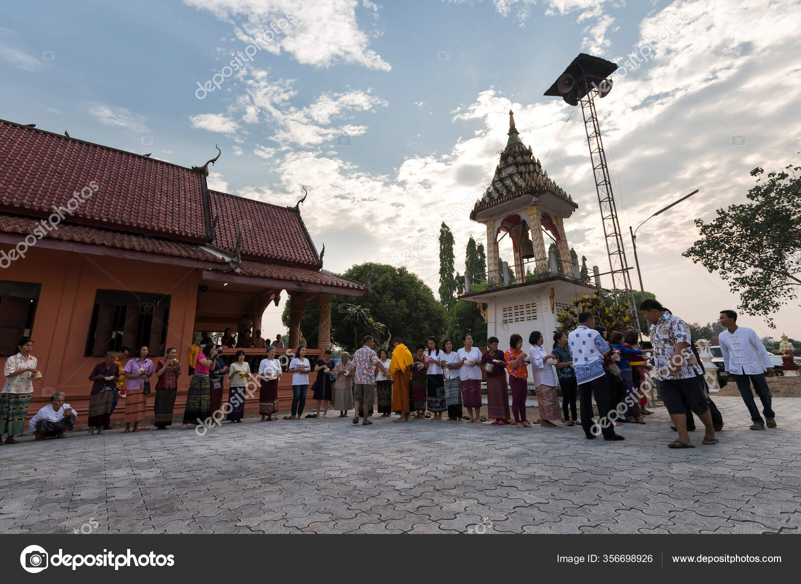 Abril 2018 Chiang Mai Tailândia Povos Estão Fila Oferecem Comida — Fotografia de Stock Editorial © KarArkaR #356698926