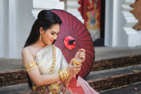 Close Tiro Mulher Tailandesa Beautyful Vestindo Roupas Tradicionais Tailandesas Ela — Fotografia de Stock