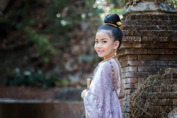 可爱的泰国女孩穿着泰式传统服装的特写镜头 她转过头看着相机笑了 — 图库照片