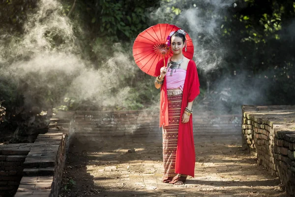 Krásná Thajská Žena Thajském Tradičním Oblečení Deštníkem Uprostřed Kouře Mlhy — Stock fotografie