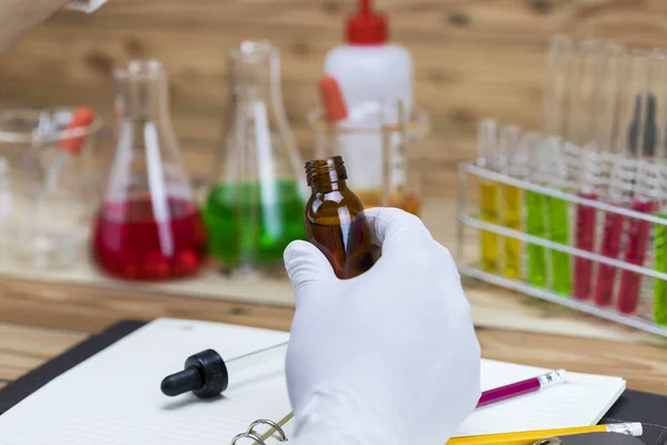 Onderzoeker Met Een Testfles Wetenschapper Werkzaam Het Laboratorium — Stockfoto