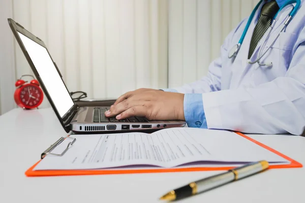 Médico Sentado Mesa Perto Janela Hospital Digitando Computador Portátil — Fotografia de Stock